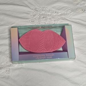 Belk Pink Lip-Shaped Brush Cleaner Mat
